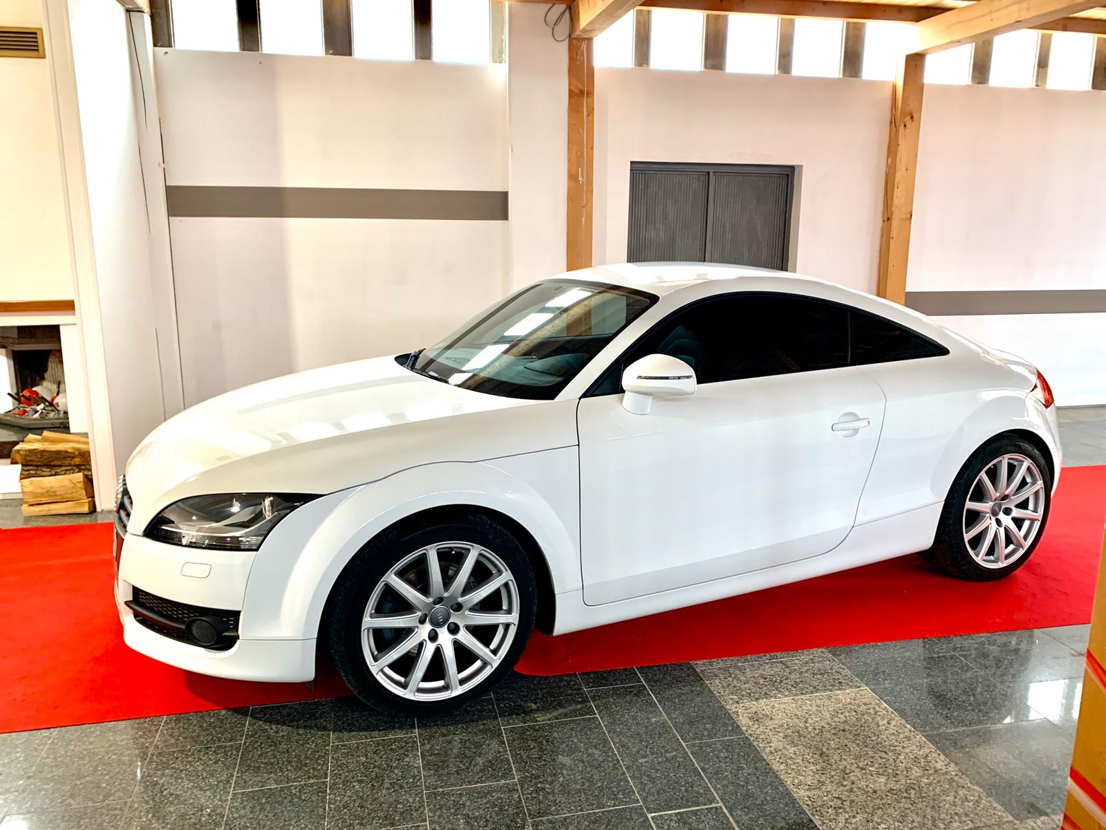 Audi bianca nello showroom C.G. Cars