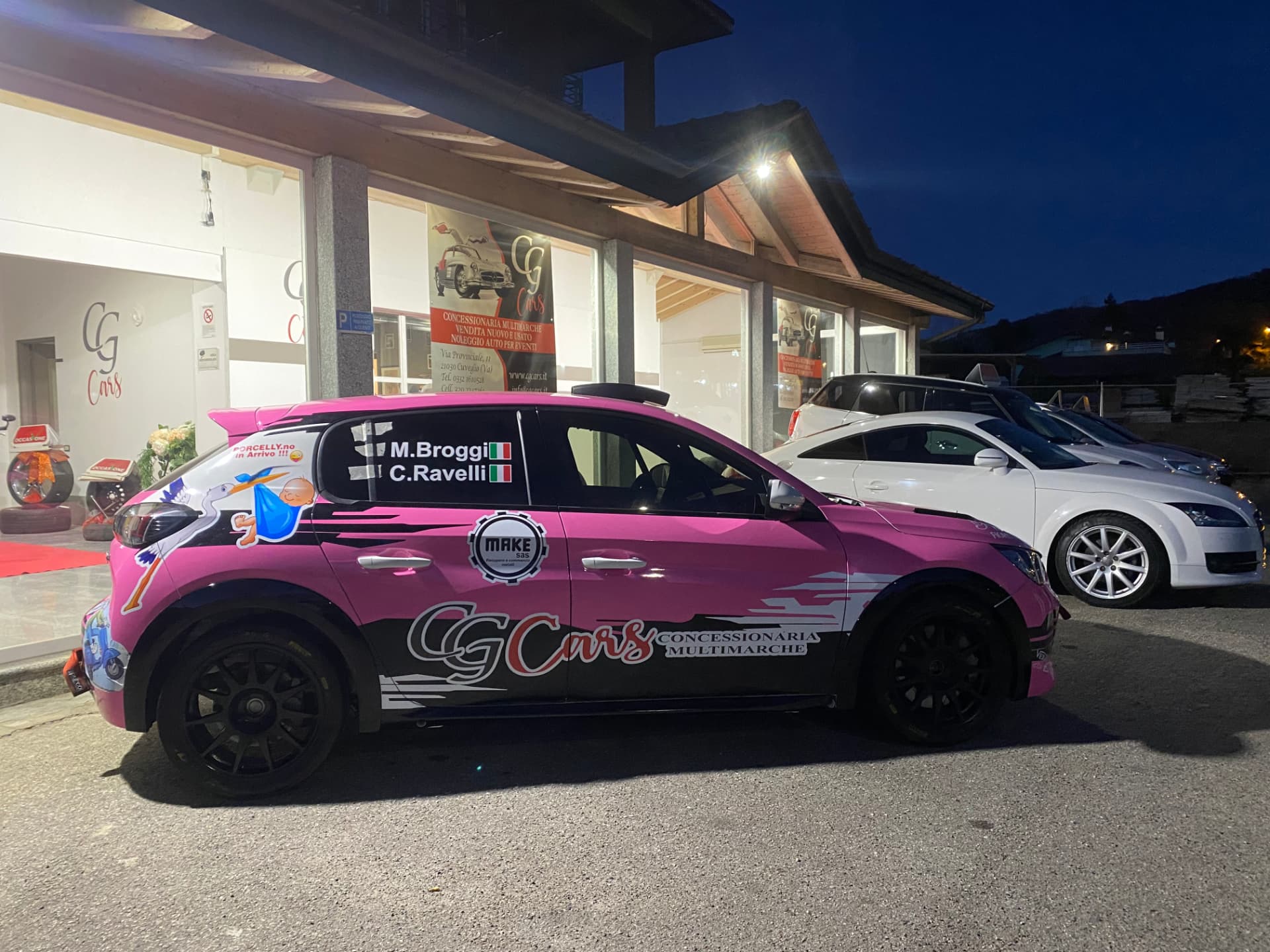 La sede C.G. Cars illuminata di sera